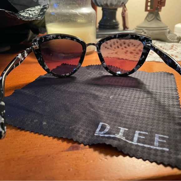 EUC DIFF Rise Cateye Sunglasses. Black & White Frames w/Blue Mirrored Lenses. - Picture 5 of 10